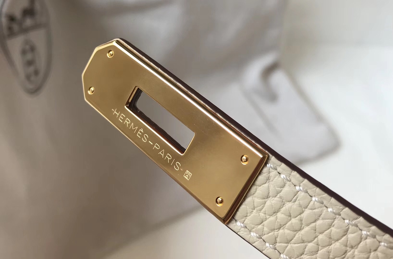 Hermes Beton Clemence Kelly 25cm GHW Bag