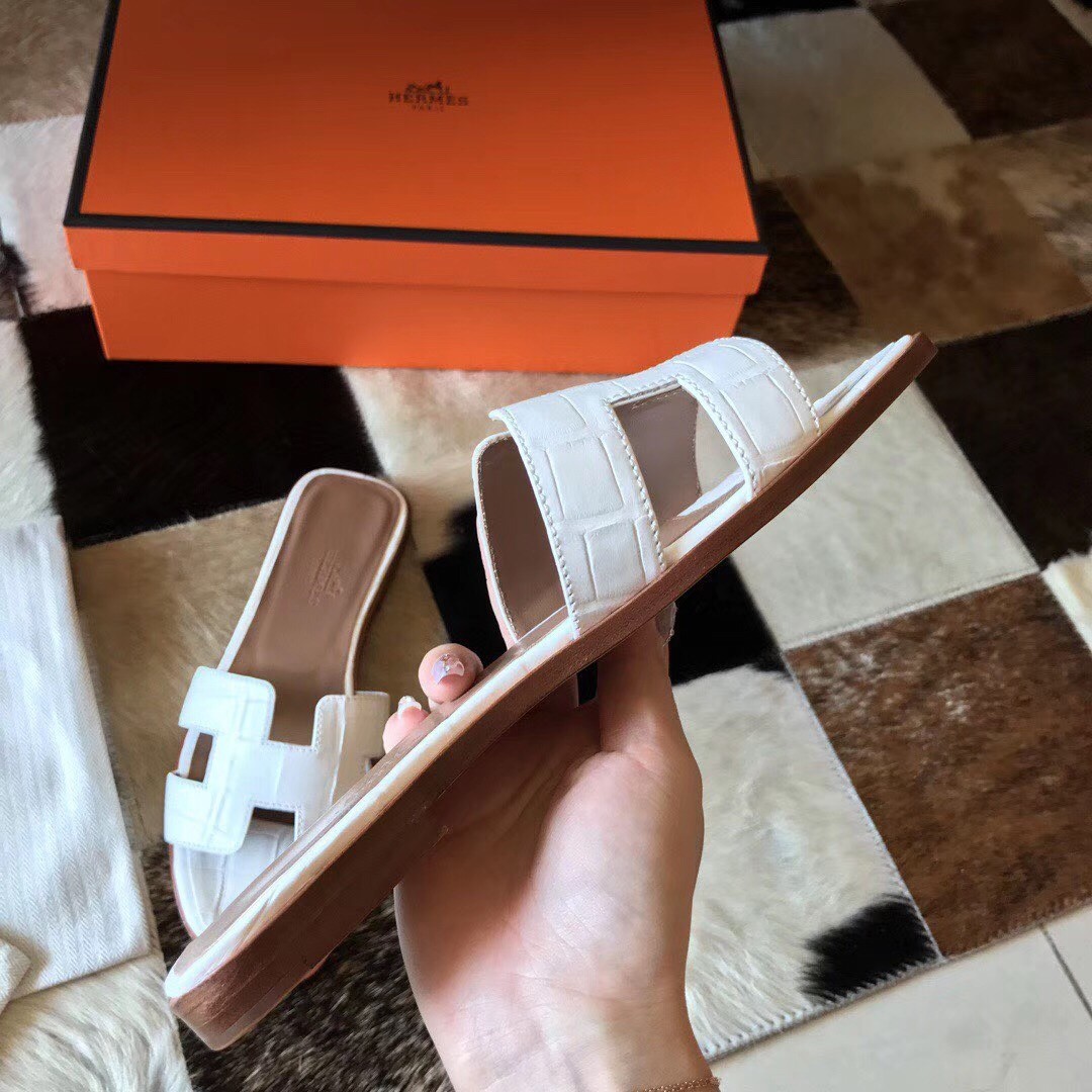 Hermes Oran Sandals In White Shiny Niloticus Crocodile