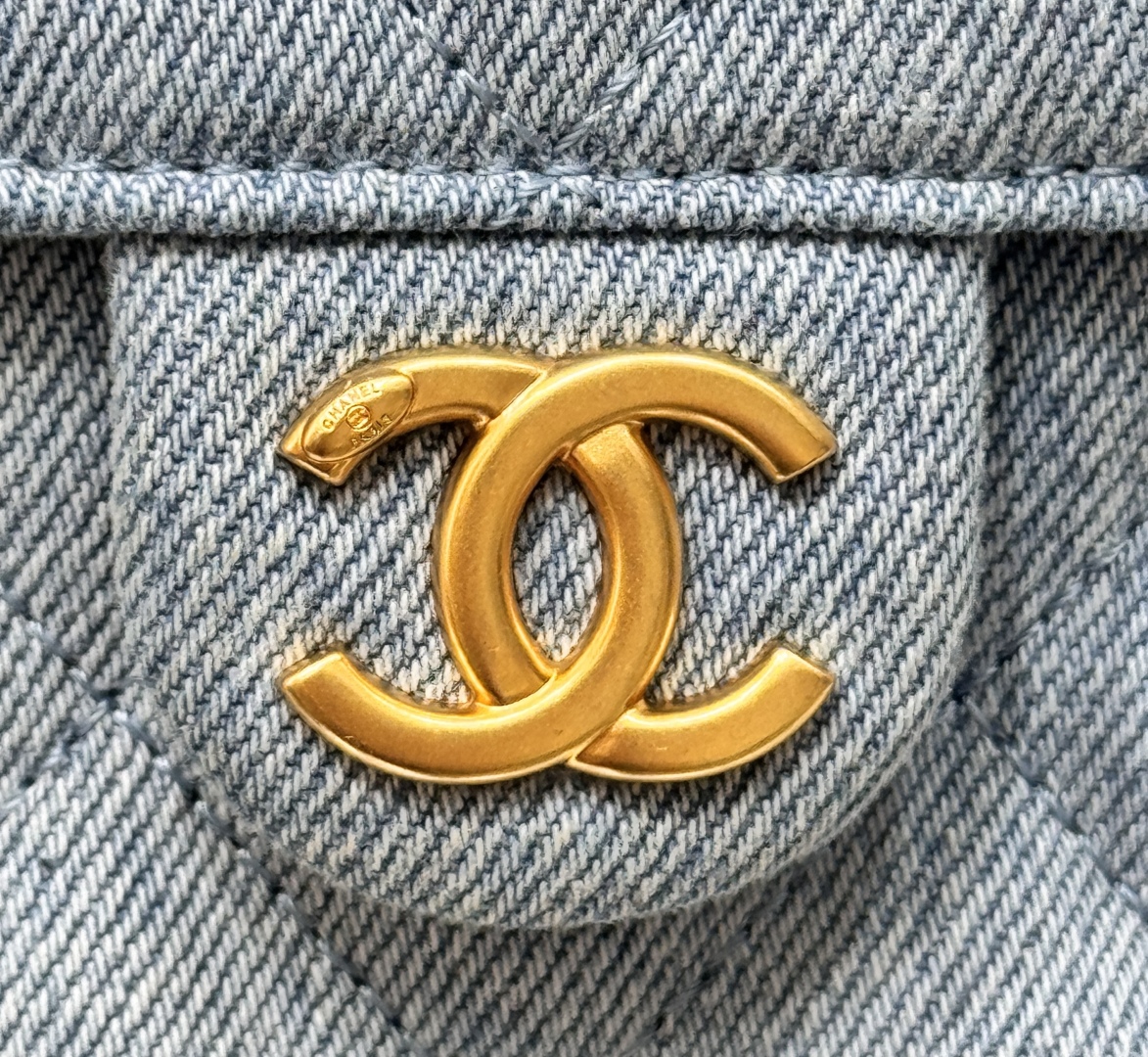 CHANEL 25 mini Handbag in Washed Denim(20*22*12.5cm)