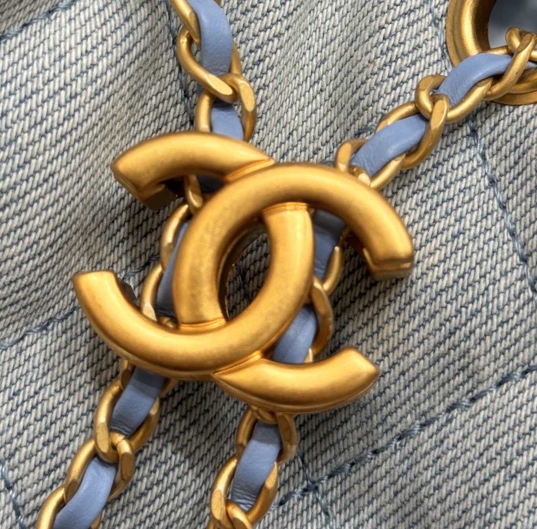 CHANEL 25 mini Handbag in Washed Denim(20*22*12.5cm)