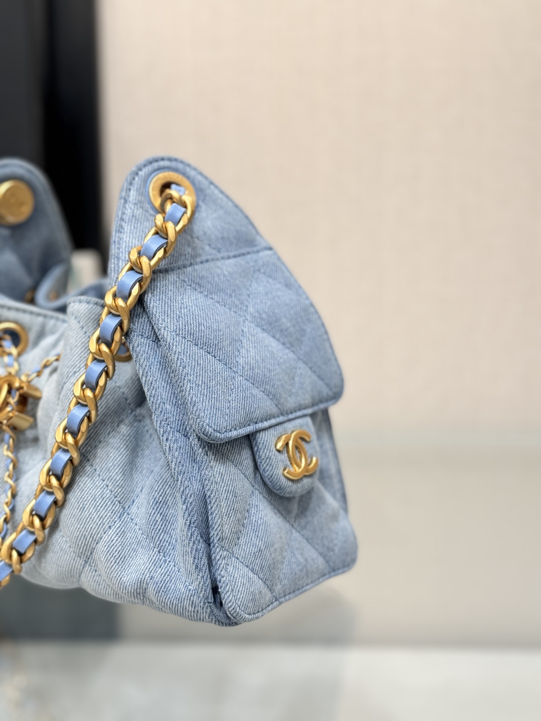 CHANEL 25 mini Handbag in Washed Denim(20*22*12.5cm)
