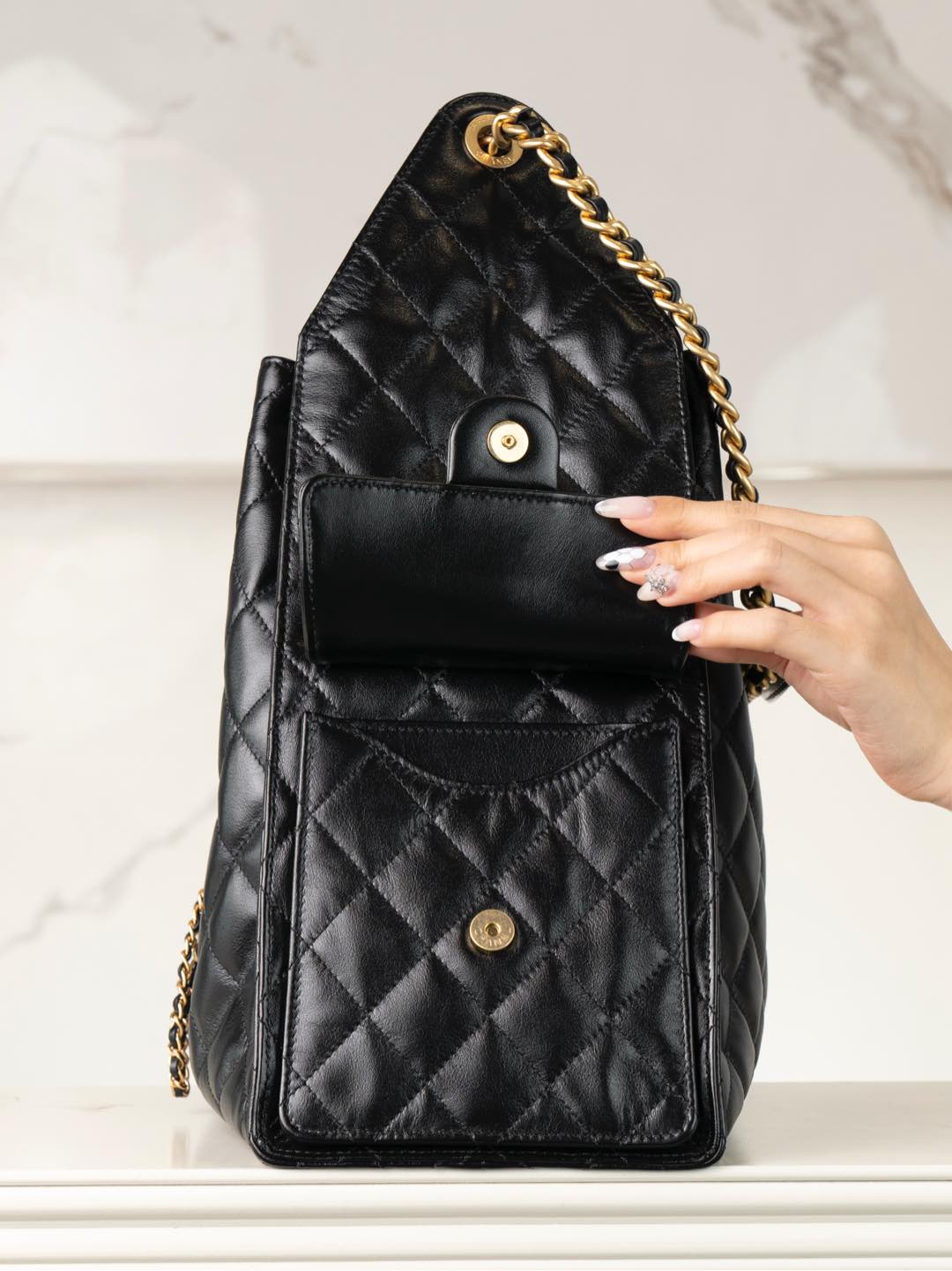 CHANEL 25 Medium Handbag in Black Calfskin Leather Master(40*30*15cm)