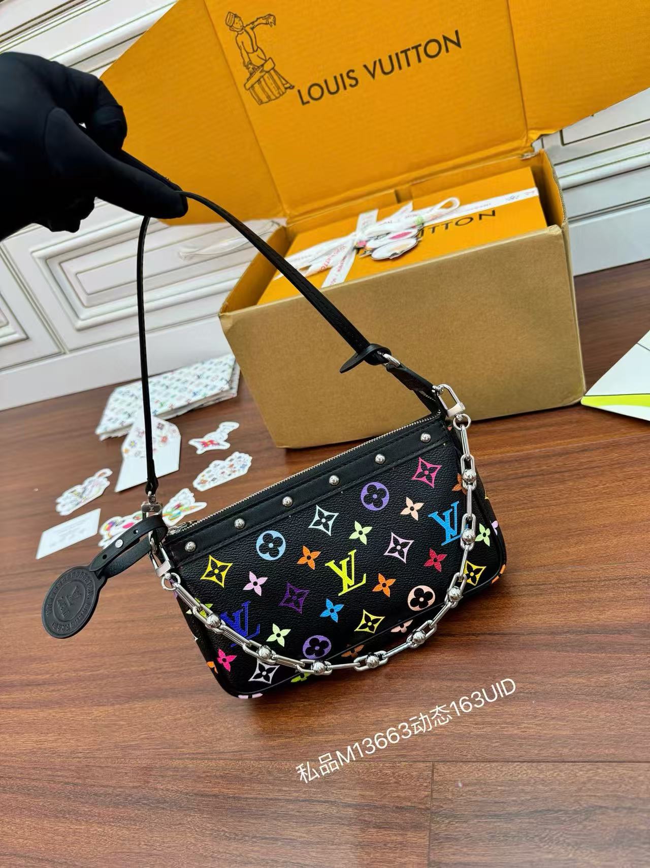 LV x TM Pochette Accessoires M13663 M13404