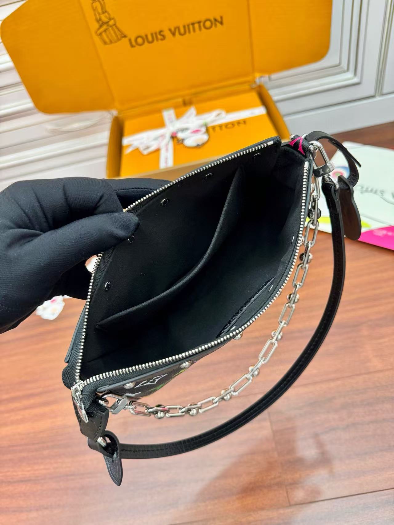 LV x TM Pochette Accessoires M13663 M13404